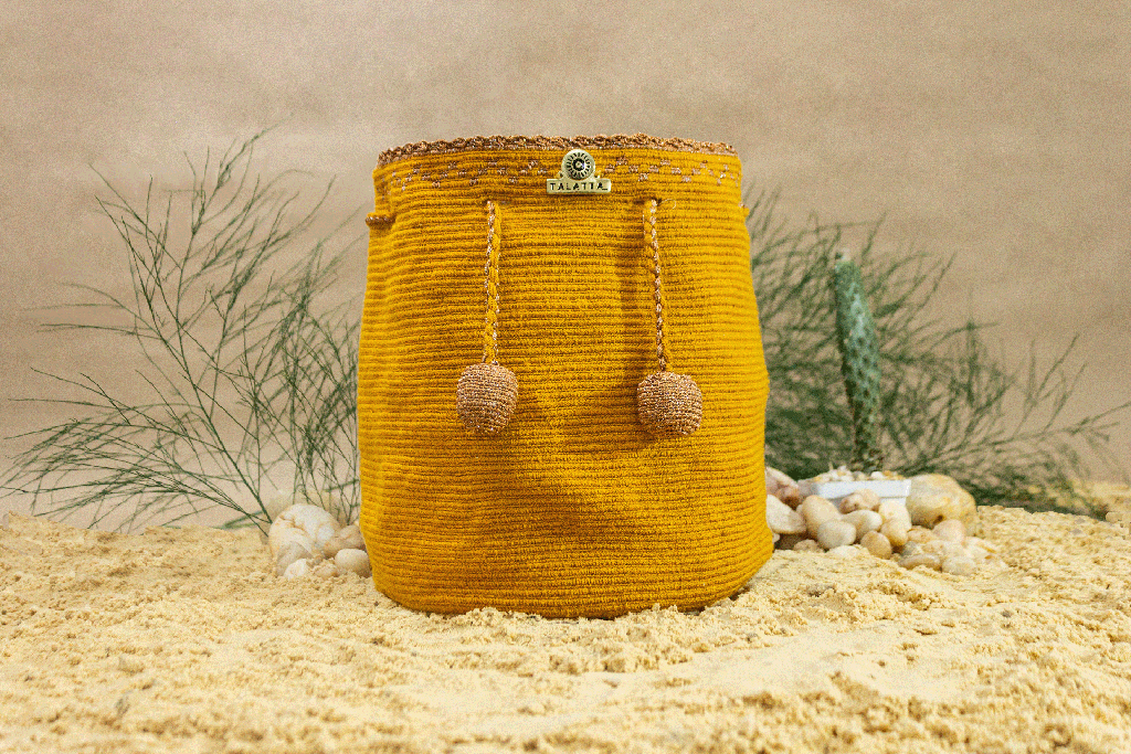 Mostaza con detalles morados 